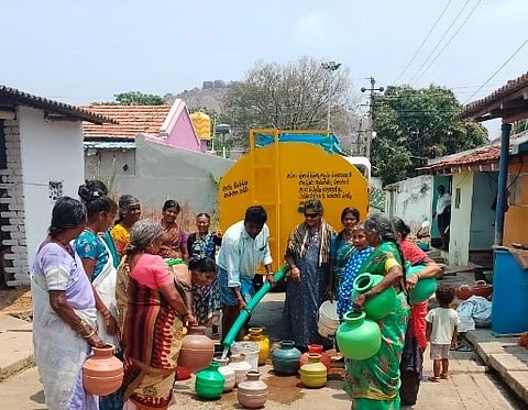 ರಾಮನಗರ ತಾಲೂಕಿನ ಗ್ರಾಮವೊಂದರಲ್ಲಿ ಟ್ಯಾಂಕರ್ ಮೂಲಕ ನೀರು ಪೂರೈಕೆ ಮಾಡುತ್ತಿರುವುದು.