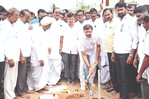 ಕಕ್ಕೇರಾದಲ್ಲಿ ರೈತ ಸಂಪರ್ಕ ಕೇಂದ್ರ ಹಾಗೂ ಗೋದಾಮು ನಿರ್ಮಾಣ ಕಾಮಗಾರಿಗೆ ಶಾಸಕ ರಾಜಾ ವೇಣುಗೋಪಾಲ ನಾಯಕರು ಗುದ್ದಲಿ ಪೂಜೆ ನೆರವೇರಿಸಿದರು. ಪೂಜ್ಯ ನಂದಣ್ಣಪ್ಪ ಪೂಜಾರಿ, ರಾಜಶೇಖರಗೌಡ ಪಾಟೀಲ್​ ವಜ್ಜಲ್​, ನಿಂಗರಾಜ ಬಾಚಿಮಟ್ಟಿ, ಗುಂಡಪ್ಪ ಸೊಲಾಪುರ, ಪರಮಣ್ಣ ಕಮತಗಿ ಇತರರಿದ್ದರು.