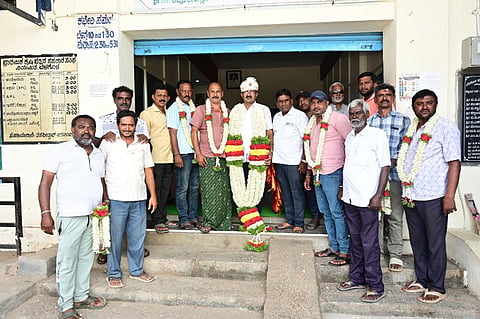 ಬೆಳಗೊಳ ಪ್ರಾಥಮಿಕ ಕೃಷಿ ಪತ್ತಿನ ಸಹಕಾರ ಸಂಘದ ನೂತರ ಅಧ್ಯಕ್ಷರಾಗಿ ಆಯ್ಕೆಯಾದ ಡಿ.ಜಗದೀಶ್ ಅವರನ್ನು ಅಭಿನಂದಿಸಲಾಯಿತು. ಸಿದ್ದರಾಜು, ಮಾಜಿ ಅಧ್ಯಕ್ಷ ಸುಪ್ರಿಯಾ ರವಿಕುಮಾರ್, ಮಾಜಿ ಅಧ್ಯಕ್ಷ ಬಿ.ವಿ.ಹರೀಶ್, ಸದಸ್ಯ ಪರಶುರಾಮ, .ಎಂ.ಎಚ್.ಶ್ರೀನಿವಾಸ್, ಕಿರಣ್, ಗ್ರಾಮದ ಯಜಮಾನರಾದ ಶ್ರೀನಿವಾಸೇಗೌಡ, ಮುಖಂಡರಾದ ರವಿಕುಮಾರ್, ರವಿ, ತಾ.ಪಂ ಮಾಜಿ ಅಧ್ಯಕ್ಷ ಮಹದೇವಸ್ವಾಮಿ, ರಜಿನಿ, ದೇವರಾಜು, ಪುನೀತ್ ಇತರರು ಇದ್ದರು. 