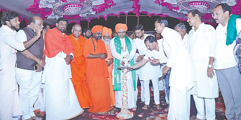 ಬಲಶೆಟ್ಟಿಹಾಳ ಗ್ರಾಮದ ಬಸವಲಿಂಗ ಶಿವಯೋಗಿಗಳ ವಿರಕ್ತಮಠದಲ್ಲಿ ಸಿದ್ಧಲಿಂಗ ದೇವರ ಪಟ್ಟಾಧಿಕಾರ ಮಹೋತ್ಸವ ನಿಮಿತ್ತ ಹಮ್ಮಿಕೊಂಡ ಯುವ ಹಾಗೂ ರೈತ ಸಮಾವೇಶವನ್ನು ಶಾಸಕ ಶರಣಗೌಡ ಕಂದಕೂರ ಉದ್ಘಾಟಿಸಿದರು. ಶಿರಹಟ್ಟಿಯ ಶ್ರೀ ಫಕೀರ್​ ದಿಂಗಾಲೇಶ್ವರ ಸ್ವಾಮೀಜಿ, ಶ್ರೀ ಸಿದ್ಧಲಿಂಗ ಸ್ವಾಮೀಜಿ, ಶ್ರೀ ಪ್ರಭುಲಿಂಗ ಸ್ವಾಮೀಜಿ, ಸಿದ್ಧಲಿಂಗ ದೇವರು ಇತರರಿದ್ದರು.