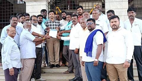 ಎಐಸಿಸಿ ಅಧ್ಯಯಕ್ಷ ಮಲ್ಲಿಕಾರ್ಜುನ ಖರ್ಗೆ ಅವರು ಭಾಷಣ ಮಾಡಿದ ವೇದಿಕೆಯನ್ನು ಶುದ್ಧಿಕರಣ ಮಾಡಿದ ಪ್ರಕರಣವನ್ನು ತನಿಖೆಗೆ ಒಳಪಡಿಸುವಂತೆ ಆಗ್ರಹಿಸಿ ಜಿಲ್ಲಾ ದಲಿತ ಪರ ಒಕ್ಕೂಟದ ಪದಾಧಿಕಾರಿಗಳು ಜಿಲ್ಲಾಡಳಿತಕ್ಕೆ ಮನವಿ ಸಲ್ಲಿಸಿದರು. 