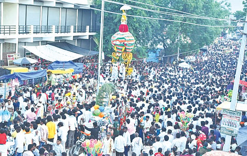 ಕಕ್ಕೇರಾದ ಶ್ರೀ ಸಂಗಮೇಶ್ವರ ಮಠದ ಕರಿಯಪ್ಪ ತಾತನವರ ಜಾತ್ರಾ ಮಹೋತ್ಸವ ನಿಮಿತ್ತ ಸೋಮವಾರ ಜರುಗಿದ ಹೂವಿನ ರಥೋತ್ಸವದಲ್ಲಿ ಭಾಗವಹಿಸಿದ್ದ ಅಸಂಖ್ಯಾತ ಭಕ್ತರು.