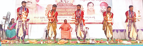  ಚಿತ್ತಾಪುರದ ಮಹಾನಂದಿ ದೇವಸ್ಥಾನದಲ್ಲಿ ಮಂಗಳವಾರ ಏರ್ಪಡಿಸಿದ್ದ ಶ್ರೀ ಮಹಾನಂದಿಯ ನೂತನ ಮೂರ್ತಿ ಪ್ರಾಣ ಪ್ರತಿಷ್ಠಾಪನೆ ಸಮಾರಂಭದಲ್ಲಿ ಕಂಬಳೇಶ್ವರ ಮಠದ ಶ್ರೀ ಸೋಮಶೇಕರ ಶಿವಾಚಾರ್ಯ ಮಾತನಾಡಿದರು. ನಾಗರಾಜ ಭಂಕಲಗಿ, ಶಾಂತಕುಮಾರ ಹತ್ತಿ ಇತರರಿದ್ದರು.