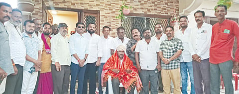 ಚಿತ್ತಾಪುರದ ಸಾವಳಗಿ ಶಿವಲಿಂಗೇಶ್ವರ ಮಠದಲ್ಲಿನ ಶ್ರೀ ಶಿವಲಿಂಗೇಶ್ವರ ದೇವಸ್ಥಾನ ಜೀಣೋರ್ದ್ಧಾರ ಸಮಿತಿ ಅಧ್ಯಕ್ಷರಾಗಿ ಆಯ್ಕೆಯಾದ ಅನಿಲ್​ ವಡ್ಡಡಗಿ ಅವರನ್ನು ಅಖಿಲ ಭಾರತ ವೀರಶೈವ ಲಿಂಗಾಯತ ಮಹಾಸಭಾದ ತಾಲೂಕು ಘಟಕದಿಂದ ಬುಧವಾರ ಸನ್ಮಾನಿಸಲಾಯಿತು.