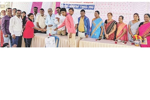ಅಳವಂಡಿಯಲ್ಲಿ ಮಕ್ಕಳ ಹಕ್ಕುಗಳ ಗ್ರಾಮ ಸಭೆಯನ್ನು ಹಮ್ಮಿಕೊಳ್ಳಲಾಗಿತ್ತು. ಪಿಡಿಒ ಕೊಟ್ರಪ್ಪ ಅಂಗಡಿ, ರಾಜೀವ್‌ಗಾಂಧಿ ಪಂಚಾಯತ್ ರಾಜ್ ಪೆಲೋ ಸೌಜನ್ಯಾ, ಅಂಗನವಾಡಿ ಮೇಲ್ವಿಚಾರಕಿ ರೆಹಮತ್ ಬೀ, ಸಿಆರ್‌ಪಿ ವಿಜಯಕುಮಾರ ಟಿಕಾರೆ, ಪ್ರಮುಖರಾದ ರೇಣುಕಪ್ಪ ಹಳ್ಳಿಕೇರಿ, ವಿಶ್ವನಾಥ ದೋತರಗಾವಿ, ಮಲ್ಲಪ್ಪ ಬೆಣಕಲ್ ಇತರರಿದ್ದರು.