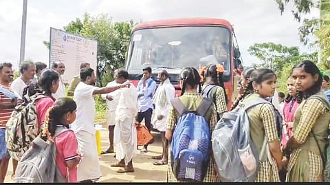 ಅಳವಂಡಿ ಸಮೀಪದ ಬೈರಾಪುರದಲ್ಲಿ ಗ್ರಾಮಸ್ಥರು ಹಾಗೂ ವಿದ್ಯಾರ್ಥಿಗಳು ಬಸ್ ತಡೆದು ಆಕ್ರೋಶ ವ್ಯಕ್ತಪಡಿಸಿದರು.