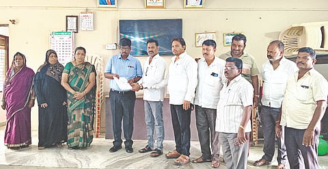 ಪಟ್ಟಣ ಪಂಚಾಯಿತಿ ಅಧ್ಯಕ್ಷನ ವಿರುದ್ಧ ಅವಿಶ್ವಾಸ ನಿರ್ಣಯ ಗೊತ್ತುವಳಿ ಮಂಡಿಸುವ ಕುರಿತು ವಿಶೇಷ ಸಾಮಾನ್ಯ ಸಭೆ ಕರೆಯಬೇಕು ಎಂದು ಆಗ್ರಹಿಸಿ ಪಪಂ ಸದಸ್ಯರು ಮುಖ್ಯಾಧಿಕಾರಿ ರವಿ ಸಿರಗುಪ್ಪಿ ಅವರಿಗೆ ಮನವಿ ಸಲ್ಲಿಸಿದರು. ಚಂದ್ರಕಾಂತ ಕಾಂಬಳೆ, ಚಂದ್ರಶೇಖರ ಹಳೆಮನಿ, ಹಣಮಂತ ಹೂಗಾರ ಇತರರಿದ್ದರು.