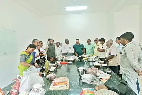 ಆನಂದಪುರ ಸಮೀಪದ ಇರುವಕ್ಕಿ ಕೃಷಿ ವಿವಿ ಆವರಣದಲ್ಲಿ ಆಯೋಜಿಸಿದ್ದ ಹಲಸಿನ ಹಣ್ಣಿನ ಮೌಲ್ಯವರ್ಧನೆ ಕಾರ್ಯಾಗಾರದಲ್ಲಿ ಮಾಹಿತಿ ನೀಡುತ್ತಿರುವುದು. ಡಾ. ರಾಘವೇಂದ್ರ ಮೇಸ್ತ, ರವೀಂದ್ರ ಕಾಶಿ, ಡಾ. ಶ್ರುತಿ ನಾಯಕ್, ಡಾ. ಕೃಷ್ಣ ರೆಡ್ಡಿ ಇತರರಿದ್ದರು.