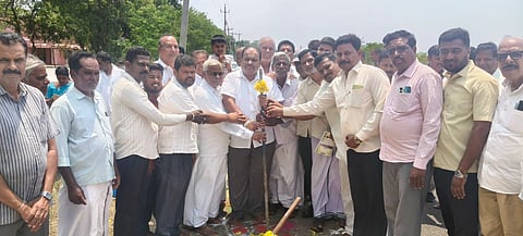 ಗುಂಡ್ಲುಪೇಟೆ ತಾಲೂಕಿನ ತೆರಕಣಾಂಬಿ ಗ್ರಾಮದಲ್ಲಿ ರಾಜ್ಯ ಹೆದ್ದಾರಿ ದುರಸ್ತಿ ಹಾಗೂ ಮರು ನಿರ್ಮಾಣ ಕಾಮಗಾರಿಗೆ ಗಣೇಶ್ ಪ್ರಸಾದ್ ಭೂಮಿಪೂಜೆ ನೆರವೇರಿಸಿದರು. ರವಿಕುಮಾರ್, ಪಿ.ಮಹದೇವಪ್ಪ, ಎಚ್.ಎನ್.ಬಸವರಾಜು, ನಾರಾಯಣನಾಯ್ಕ, ಮಹದೇವನಾಯ್ಕ, ಸ್ವಾಮಿ, ಜಲೇಂದ್ರ, ಟಿ.ಪಿ.ನಾಗರಾಜು, ಚಿನ್ನಸ್ವಾಮಪ್ಪ, ಮನು, ಆನಂದನಾಯ್ಕ, ಸದಾಶಿವಪ್ಪ, ಚಂದ್ರಶೇಖರ್ ಇದ್ದರು.