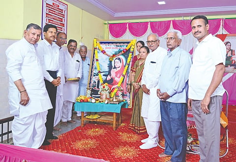 ಬಾದಾಮಿ ಪಟ್ಟಣದ ಹೇಮರಡ್ಡಿ ಮಲ್ಲಮ್ಮ ಸಮುದಾಯ ಭವನದಲ್ಲಿ ಹಮ್ಮಿಕೊಂಡಿದ್ದ ಮಹಾಸಾಧ್ವಿ ಶಿವಶರಣೆ ಹೇಮರಡ್ಡಿ ಮಲ್ಲಮ್ಮನ 604ನೇ ಜಯಂತ್ಯುತ್ಸವ ಕಾರ್ಯಕ್ರಮದಲ್ಲಿ ಗಣ್ಯರು ಭಾವಚಿತ್ರಕ್ಕೆ ಪುಷ್ಪಾರ್ಚನೆ ಮಾಡಿದರು. ಜಿ.ಜಿ. ಗೌಡಪ್ಪಗೋಳ, ಡಿ.ಎಂ. ಪೈಲ್, ಎಸ್.ಎ. ಭರಮಗೌಡರ, ಎಸ್.ಆರ್. ಮೆಳ್ಳಿ ಇತರರಿದ್ದರು.