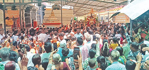 ಬಾದಾಮಿ ಸಮೀಪದ ಬನಶಂಕರಿ ದೇವಸ್ಥಾನದಲ್ಲಿ ನೂತನ ಬೆಳ್ಳಿರಥ ಸಮರ್ಪಣೆ ಮಾಡಿದ ಚಿತ್ರ.
