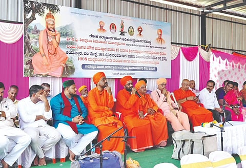 ಬಾದಾಮಿ ಪಟ್ಟಣದ ನವಗಹ ಹಿರೇಮಠದಲ್ಲಿ ಅಧಿಕ ಮಾಸದ ಅಂಗವಾಗಿ ಆಯೋಜಿಸಿದ್ದ ವಿವಿಧ ಧಾರ್ಮಿಕ ಹಾಗೂ ಸಾಮಾಜಿಕ ಕಾರ್ಯಕ್ರಮದಲ್ಲಿ ನರಗುಂದ ಪತ್ರಿವನ ಮಠದ ಡಾ. ಸಿದ್ದವೀರ ಶಿವಾಯೋಗಿ ಶಿವಾಚಾರ್ಯರು ಮಾತನಾಡಿದರು. ಮಠದ ಪೀಠಾಧಿಪತಿ ಶಿವಪೂಜಾ ಶಿವಾಚಾರ್ಯ ಮಹಾಸ್ವಾಮಿ, ನರಸಾಪುರದ ಮರುಳಸಿದ್ಧ ಶಿವಾಚಾರ್ಯರು, ಹೊನ್ನಮ್ಮ ಹಿರೇಮಠ, ಮಾಜಿ ಜಿ.ಪಂ. ಸದಸ್ಯ ಹನಮಂತ ಮಾವಿನಮರದ, ಬಿ.ಪಿ.ಹಳ್ಳೂರ, ಮಾಜಿ ಪುರಸಭೆ ಸದಸ್ಯೆ ಶಕುಂತಲಾ ನಾಯ್ಕರ ಇತರರಿದ್ದರು.
