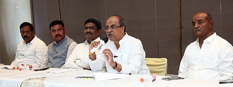 ಬೆಳಗಾವಿಯಲ್ಲಿ ಸುದ್ದಿಗೋಷ್ಠಿಯಲ್ಲಿ ಮಹಾಂತೇಶ ಕವಟಗಿಮಠ ಮಾತನಾಡಿದರು. ಅರುಣ ಶಹಾಪುರ, ಮೋಹನ ಮೋರೆ, ಮಹೇಶ ಭಾತೆ, ರಮೇಶ ಪರವಿನಾಯ್ಕರ ಇತರರಿದ್ದರು.