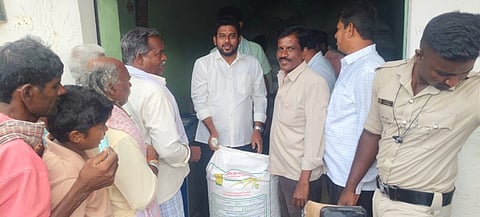 ಚೇಳೂರು ಹೋಬಳಿಯ ರಾಮಾನುಪಡಿ ದಾಸ್ತಾನು ಮಳಿಗೆಯಲ್ಲಿ ರೈತರಿಗೆ ನೆಲಗಡಲೆ ಬಿತ್ತನೆ ಬೀಜದ ಮೂಟೆಗಳನ್ನು ವಿತರಿಸಲಾಯಿತು.ರಾಮಚಂದ್ರ, ರಾಮಾನುಪಡಿ ಸುಧಾಕರ್​ ಜೀಜ್​, ಕಿಟ್ಟ, ಚನ್ನ, ಪ್ರಸನ್ನ ಕುಮಾರ್​, ರಾಮು ಇದ್ದರು.