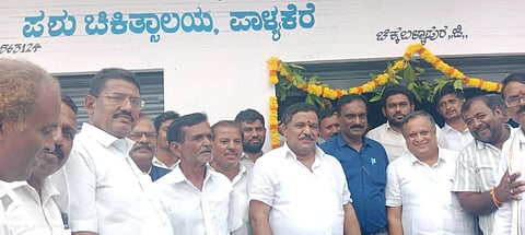 ಪಾಳ್ಯಕೆರೆ ಗ್ರಾಮದಲ್ಲಿ ಪಶು ಆಸ್ಪತ್ರೆಯನ್ನು  ಶಾಸಕ ಎಸ್​.ಎನ್​.ಸುಬ್ಬಾರೆಡ್ಡಿ ಉದ್ಘಾಟಿಸಿದರು. ಚಿಮುಲ್​ ಅಧ್ಯಕ್ಷ ವಿ.ಮಂಜುನಾಥರೆಡ್ಡಿ, ಜಿಲ್ಲಾ ಪಶು ಇಲಾಖೆ ಉಪ ನಿರ್ದೇಶಕ ರಂಗಪ್ಪ, ಸಹಾಯಕ ನಿರ್ದೇಶಕ ಶೈಲೇಂದ್ರ ಕುಲಕರ್ಣಿ, ಕೃಷ್ಣಮೂರ್ತಿ ಇದ್ದರು.