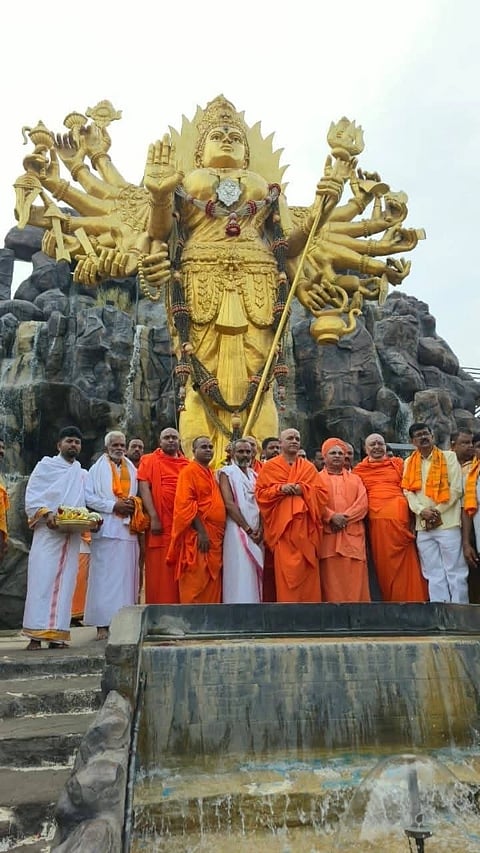 ಗೌಡಗೆರೆ ಕ್ಷೇತ್ರದ ಶ್ರೀ ಚಾಮುಂಡೇಶ್ವರಿ ಸನ್ನಿಧಾನಕ್ಕೆ ಆದಿಚುಂಚನಗಿರಿ ಶ್ರೀಗಳು ಭೇಟಿ ನೀಡಿದರು. ಶ್ರೀ ಅನ್ನದಾನೇಶ್ವರ ಸ್ವಾಮೀಜಿ, ಡಾ. ಮಲ್ಲೆಶ್​ ಗುರೂಜಿ ಹಾಗೂ ಇತರ ಶ್ರೀಗಳು ಇದ್ದರು.
