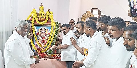 ಚನ್ನರಾಯಪಟ್ಟಣದ ಕಾಳಿಕಾಂಬ ದೇವಸ್ಥಾನದ ಆವರಣದಲ್ಲಿ ಆಯೋಜಿಸಿದ್ದ ಕಾರ್ಯಕ್ರಮದಲ್ಲಿ ವಿಶ್ವಕರ್ಮರ ಭಾವಚಿತ್ರಕ್ಕೆ ಶಾಸಕ ಸಿ.ಎನ್.ಬಾಲಕೃಷ್ಣ ಪುಷ್ಪಾಚನೆ ಸಲ್ಲಿಸಿದರು. ದಯಾನಂದ್, ಬಸವರಾಜು, ನವೀನ್, ವೆಂಕಟೇಶಾಚಾರ್ ಇತರರಿದ್ದರು.
