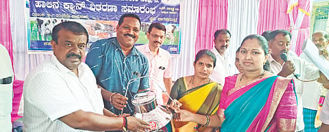 ಚನ್ನರಾಯಪಟ್ಟಣ ತಾಲೂಕು ನಾಗಸಮುದ್ರ ಹಾಲು ಉತ್ಪಾದಕರ ಮಹಿಳಾ ಸಹಕಾರ ಸಂಘದಿಂದ ಹಾಲಿನ ಕ್ಯಾನ್‌ಗಳನ್ನು ಶಾಸಕ ಬಾಲಕೃಷ್ಣ ವಿತರಣೆ ಮಾಡಿದರು.