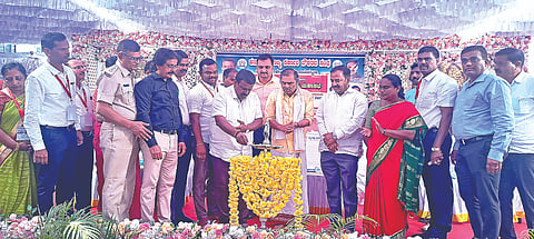  ಕರ್ನಾಟಕ ರಾಜ್ಯ ನೌಕರರ ಸಂಘದ ತಾಲೂಕು ಘಟಕದಿಂದ ಚನ್ನರಾಯಪಟ್ಟಣದಲ್ಲಿ ಆಯೋಜಿಸಿದ್ದ ವಾರ್ಷಿಕ  ಸಭೆ ಆರೋಗ್ಯ ಶಿಬಿರ ಹಾಗೂ ಉಪನ್ಯಾಸ ಕಾರ್ಯಕ್ರಮವನ್ನು ಶಾಸಕ ಸಿ.ಎನ್. ಬಾಲಕೃಷ್ಣ ಉದ್ಘಾಟಿಸಿದರು. ಚಟ್ಟನಹಳ್ಳಿ ಮಹೇಶ್, ಎನ್.ಕುಮಾರ್ ಎಚ್.ಎನ್.ದೀಪಾ, ಎಂ.ಆರ್. ಮಂಜುನಾಥ್, ಬಿ.ಪಿ.ಕೃಷ್ಣೇಗೌಡ, ಜಿ.ಎಸ್. ಶಂಕರಪ್ಪ ಇತರರು ಇದ್ದರು. 