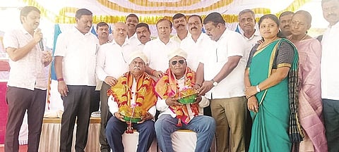 ಚನ್ನರಾಯಪಟ್ಟಣದಲ್ಲಿ ಆಯೋಜಿಸಿದ್ದ  ತಾಲೂಕು ವ್ಯವಸಾಯ ಉತ್ಪನ್ನ ಮಾರಾಟ ಸಹಕಾರ ಸಂಘದ ಸಭೆಯಲ್ಲಿ ಹಿರಿಯ ಸಹಕಾರಿಗಳನ್ನು ಅಭಿನಂದಿಸಲಾಯಿತು. ಸಿ.ಎನ್.ಬಾಲಕೃಷ್ಣ, ಎಂ.ಆರ್.ಅನಿಲ್‌ಕುಮಾರ್, ಎಚ್.ಆರ್. ವೆಂಕಟೇಶ್‌ಮೂರ್ತಿ,ಸಿ.ಎನ್.ಪುಟ್ಟಸ್ವಾಮೀಗೌಡ, ತಾರಮಣಿ ಆನಂದ್,ಕುಂಬಾರಹಳ್ಳಿ ರಮೇಶ್, ತರಬೇನಹಳ್ಳಿ ನಂಜುಂಡೇಗೌಡ, ಎಂ.ಎನ್.ಬೋರೆಗೌಡ ಇದ್ದರು.