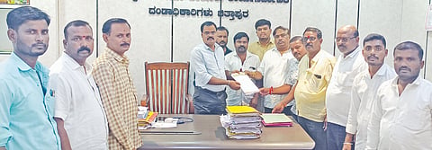  ಕಲಬುರಗಿ ಜಿಲ್ಲೆ ಬರ ಪೀಡಿತ ಪ್ರದೇಶವೆಂದು ಘೋಷಣೆ ಮಾಡಿ, ಎಕರೆಗೆ 50 ಸಾವಿರ ರೂ. ಪರಿಹಾರ ನೀಡುವಂತೆ ಒತ್ತಾಯಿಸಿ ಚಿತ್ತಾಪುರದಲ್ಲಿ ತಹಸೀಲ್ದಾರ್​ ನಾಗಯ್ಯ ಹಿರೇಮಠ ಅವರಿಗೆ ಬಿಜೆಪಿ ಮುಖಂಡರು ಮನವಿಪತ್ರ ಸಲ್ಲಿಸಿದರು. ರಮೇಶ ಬೊಮ್ಮನಳ್ಳಿ, ರವೀಂದ್ರ ಸಜ್ಜನಶೆಟ್ಟಿ, ನಾಗರಾಜ ಹೂಗಾರ, ಮಲ್ಲಿಕಾರ್ಜುನ ಇಟಗಿ, ಆನಂದ ಪಾಟೀಲ್​ ಇತರರಿದ್ದರು.