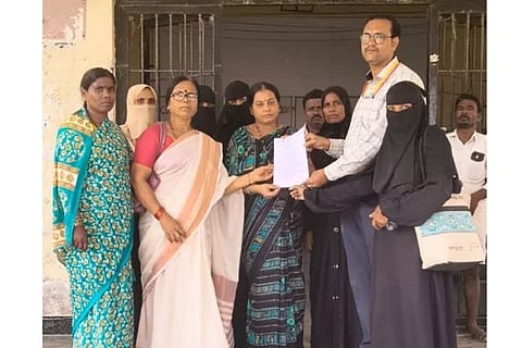 ದೇವದುರ್ಗ ತಹಸಿಲ್ ಕಚೇರಿ ಕೇಂದ್ರ ಸ್ಥಾನಿಕ ಅಧಿಕಾರಿ ಪ್ರವೀಣ್‌ಗೆ ಜನವಾದಿ ಮಹಿಳಾ ಸಂಘಟನೆ ಮನವಿ ಸಲ್ಲಿಸಿತು. ತಾಲೂಕು ಅಧ್ಯಕ್ಷೆ ಶಕುಂತಲಾ ದೇಸಾಯಿ, ಕಾರ್ಯದರ್ಶಿ  ಸುನಂದಾ, ಖಜಾಂಚಿ ಜೈಯಿರ್ ಸುಲ್ತಾನ್ , ಸಹನಾ ಬೇಗಂ ಇತರರಿದ್ದರು.
