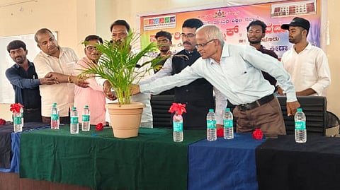 ದೇವದುರ್ಗದ ಪಾಲಿಟೆಕ್ನಿಕ್ ಕಾಲೇಜಿನಲ್ಲಿ ಕ್ರೀಡಾಸಂಘ ಹಾಗೂ ವಿದ್ಯಾರ್ಥಿ ಸಂಘ ಸಮಾರೋಪ ಕಾರ್ಯಕ್ರಮವನ್ನು ಪ್ರಾಚಾರ್ಯ ಮಲ್ಲಪ್ಪ ಸರ್ಜಾಪುರ ಉದ್ಘಾಟಿಸಿದರು. ಪ್ರಾಧ್ಯಾಪಕ ಡಾ.ಸುಭಾಶ್ಚಂದ್ರ ಪಾಟೀಲ್, ಉಪನ್ಯಾಸಕರಾದ ಈರಣ್ಣ, ಮಧು, ನಿಸಾರ ಫಾತಿಮಾ, ಶ್ರುತಿಚಾಮ, ಹೊನ್ನಪ್ಪ, ರಮೇಶ, ಎಸ್.ಜಿ.ಪ್ರಕಾಶ, ನಿಜಾನಂದರೆಡ್ಡಿ, ಮುಕ್ತಾಂಬಿಕಾ ಇತರರಿದ್ದರು.
