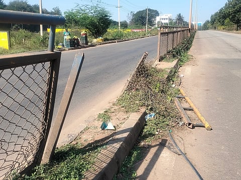ತುಕ್ಕು ಹಿಡಿದು ಕಿತ್ತು ಹೋಗಿರುವ ಬ್ಯಾರಿಕೇಡ್‌ಗಳು