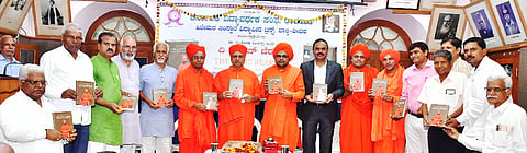 ಧಾರವಾಡ ಕರ್ನಾಟಕ ವಿದ್ಯಾವರ್ಧಕ ಸಂಘದಲ್ಲಿ ಏರ್ಪಡಿಸಿದ್ದ ಕಾರ್ಯಕ್ರಮದಲ್ಲಿ ಡಾ. ಸಂತೋಷ್ ಹಾನಗಲ್ಲ ಅವರು ರಚಿಸಿದ "ದಿ ಲ್ಯಾಂಪ್​ ಬೆರರ್ಸ್​'  ಗ್ರಂಥ ಬಿಡುಗಡೆ ಮಾಡಲಾಯಿತು.