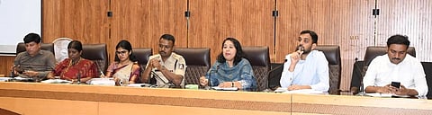 ಧಾರವಾಡ ಜಿ.ಪಂ. ಸಭಾಂಗಣದಲ್ಲಿ ಆಯೋಜಿಸಿದ್ದ ಜಿಲ್ಲಾ ಮಟ್ಟದ ಅಧಿಕಾರಿಗಳ ಸಭೆಯಲ್ಲಿ ಜಿಲ್ಲಾಧಿಕಾರಿ ಸ್ನೇಹಲ್​ ಆರ್​. ಮಾತನಾಡಿದರು.