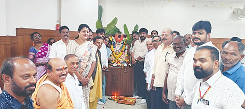 ಗೌರಿಬಿದನೂರು ತಾಲೂಕು ಕಚೇರಿಯಲ್ಲಿ ಹಮ್ಮಿಕೊಂಡಿದ್ದ ವಿಶ್ವಕರ್ಮ ಜಯಂತಿಯಲ್ಲಿ ತಹಸೀಲ್ದಾರ್​ ಅರವಿಂದ್​, ಸಂದ ತಾಲೂಕು ಅಧ್ಯಕ್ಷ ಎಂ.ಎನ್​.ರಾಧಾಕೃಷ್ಣ, ಗಗ್ರೇಡ್​ 2 ತಹಸೀಲ್ದಾರ್​ ಆಶಾ, ಕಂದಾಯ ನಿರೀಕ್ಷಕರಾದ ಖಾದರ್​, ಶಿವಪ್ರಸಾದ್​, ಸಮುದಾಯದ ಮುಖಂಡರಾದ ಪ್ರಮೀಳಾ ರಾಧಾಕೃಷ್ಣ, ಆಕಾಶ್​ ದೀಪ್​, ವೀಣಾ, ಮಂಜುಳಾ ರಾಜ್​, ಮಹೇಂದ್ರ ಇದ್ದರು.