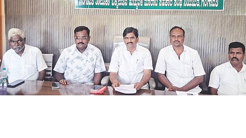 ಗಂಗಾವತಿ ಟಿಎಪಿಸಿಎಂಎಸ್ ಸಭಾಂಗಣದಲ್ಲಿ ಹಮ್ಮಿಕೊಂಡಿದ್ದ ಸಾಮಾನ್ಯ ಸಭೆಯಲ್ಲಿ ಅಧ್ಯಕ್ಷ ಚನ್ನಪ್ಪ ಮಳಗಿ ಬುಧವಾರ ಮಾತನಾಡಿದರು. ಸದಸ್ಯರಾದ ಮಂಜುನಾಥ ಜನಾದ್ರಿ, ಚಂದ್ರಶೇಖರ್ ಗೌಡ, ಎಸಿಇಒ ಶಂಕರ ಇತರರಿದ್ದರು.