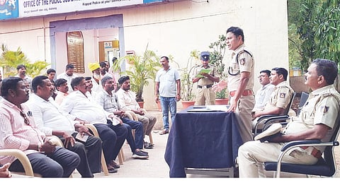 ಗಂಗಾವತಿ ಉಪವಿಭಾಗ ಪೊಲೀಸ್ ಠಾಣೆ ಆವರಣದಲ್ಲಿ ಮೊಹರಂ ಹಬ್ಬದ ನಿಮಿತ್ತ ಹಮ್ಮಿಕೊಂಡಿದ್ದ ಶಾಂತಿ ಸಭೆಯಲ್ಲಿ ಡಿವೈಎಸ್ಪಿ ಜೆ.ಎಸ್.ನ್ಯಾಮಗೌಡರ್ ಮಾತನಾಡಿದರು. ಪಿಐ ಪ್ರಕಾಶ ಆರ್.ಯಾತನೂರ್, ನಗರಸಭೆ ಆರೋಗ್ಯ ನಿರೀಕ್ಷಕ ಎ.ನಾಗರಾಜ್ ಇತರರಿದ್ದರು.