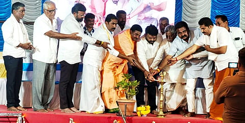 ಗುರುಗುಂಟಾದ ಹೊರಪೇಟೆ ಮಠದಲ್ಲಿ ಸೋಮವಾರ ಏರ್ಪಡಿಸಿದ್ದ ಧರ್ಮಸಭೆಯನ್ನು ಸಂತೆಕಲ್ಲೂರಿನ ಮಹಾಂತ ಶ್ರೀಗಳು ಮಾತನಾಡಿದರು. ರಾಜಾ ಸೋಮನಾಥ ನಾಯಕ, ರಾಜಾ ನರಸಿಂಹ ನಾಯಕ ವೆಂಕಟೇಶ ಗುತ್ತೇದಾರ್, ಗೋವಿಂದ ನಾಯಕ, ನಂದೀಶನಾಯಕ ಇತರರಿದ್ದರು.