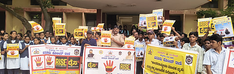  ಹನೂರು ಜಿ.ವಿ.ಗೌಡ ಸರ್ಕಾರಿ ಪದವಿ ಪೂರ್ವ ಕಾಲೇಜಿನಲ್ಲಿ ಮಾದಕ ವಸ್ತು ವ್ಯಸನ ವಿರೋಧಿ ಹಿನ್ನೆಲೆ ಜಾಗೃತಿ ಕಾರ್ಯಕ್ರಮ ನಡೆಯಿತು. ಆನಂದಮೂರ್ತಿ, ಸಾಹೇಬಗೌಡ, ಸುರೇಶ್ ಇತರರಿದ್ದರು. 
