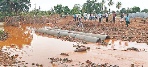 ಹನೂರು ಭಾಗದಲ್ಲಿ ಸುರಿದ ಜೋರು ಮಳೆಗೆ ಚಂಗವಾಡಿ ಬಳಿ ತಾತ್ಕಾಲಿಕವಾಗಿ ನಿರ್ಮಿಸಿದ್ದ ಮಣ್ಣಿನ ಸೇತುವೆ ಕೊಚ್ಚಿ ಹೋಗಿರುವುದು. 