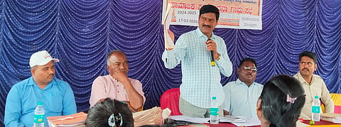 ಮಂಗಲ ಗ್ರಾಮದಲ್ಲಿ ಆಯೋಜಿಸಿದ್ದ ಗ್ರಾಮಸಭೆಯಲ್ಲಿ ತಾಲೂಕು ನರೇಗಾ ಸಂಯೋಜಕ ನಾರಾಯಣ್ ಮಾತನಾಡಿದರು. ಚಂದ್ರಶೇಖರ್, ದೊರೆಯಾ, ಮಹದೇವ ಇತರರಿದ್ದರು.