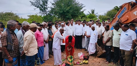 ಅಲಗಾಪುರ ಗ್ರಾಮದ ಕೆರೆಯಲ್ಲಿ ಗಿಡಗಂಟಿಗಳ ತೆರೆವು ಕಾರ್ಯಕ್ಕೆ ಶಾಸಕ ಎಂ.ಆರ್ ಮಂಜುನಾಥ್ ಶುಕ್ರವಾರ ಚಾಲನೆ ನೀಡಿದರು. ಗುರುಮಲ್ಲಪ್ಪ, ಉದ್ದನೂರು ಪ್ರಸಾದ್, ರವಿ, ಮಂಜೇಶ್ ಇತರರಿದ್ದರು.  