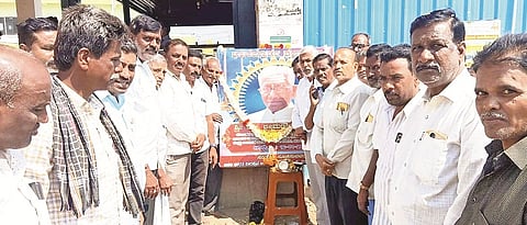 ಹನೂರಿನಲ್ಲಿ ವೀರಶೈವ ಮಹಾಸಭಾದ ವತಿಯಿಂದ ಭೀಮಣ್ಣ ಖಂಡ್ರೆ ನಿಧನಕ್ಕೆ ಶ್ರದ್ಧಾಂಜಲಿ ಸಲ್ಲಿಸಲಾಯಿತು. ಮುರುಡೇಶ್ವರಸ್ವಾಮಿ, ಸೋಮಶೇಖರ್, ಜಗಧೀಶ್, ಕುಮಾರ್ ಇತರರಿದ್ದರು.  