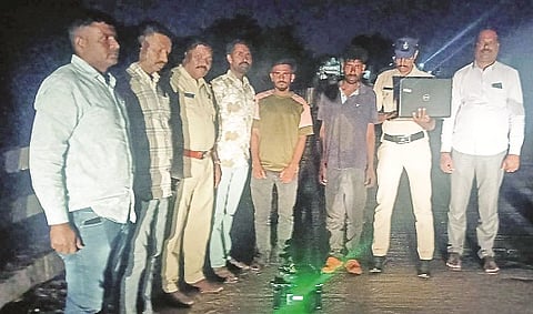  ಹನೂರಿನಲ್ಲಿ ಗಾಂಜಾ ಮಾರಾಟಕ್ಕೆ ಯತ್ನಿಸುತ್ತಿದ್ದವನನ್ನು ಹನೂರು ಪೊಲೀಸರು ಬಂಧಿಸಿರುವುದು.