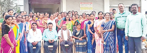ಹನೂರು ತಾಲೂಕು ಪಂಚಾಯಿತಿ ಕಚೇರಿಯಲ್ಲಿ ಅಂತಾರಾಷ್ಟ್ರೀಯ ಮಹಿಳಾ ದಿನವನ್ನು ಆಚರಿಸಲಾಯಿತು. ರಾಚಯ್ಯ, ಉಮೇಶ್, ಸುನಂದಾ, ರಮೇಶ್ ಇತರರಿದ್ದರು. 