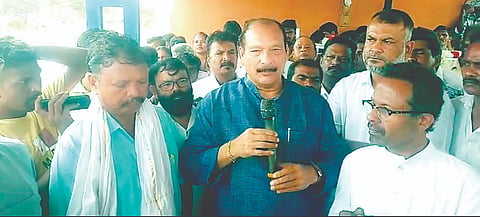 ತೊಮಿಯಾರ್‌ಪಾಳ್ಯದಲ್ಲಿ ವಿಧಾನ ಪರಿಷತ್ ಸದಸ್ಯ ಐವಾನ್ ಡಿ ಸೋಜಾ ಮಾತನಾಡಿದರು.  