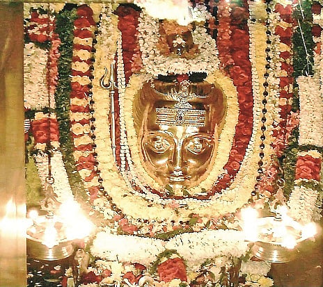 ಮಲೆಮಹದೇಶ್ವರ ಬೆಟ್ಟದ ಮಾದಪ್ಪನ ಸನ್ನಿಧಿಯಲ್ಲಿ ಭಕ್ತರು ದೇಚರ ದರ್ಶನ ಪಡೆದ