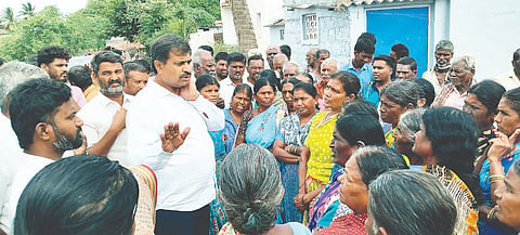 ಹನೂರು ಆದಿ ಜಾಂಬವರ ಕಾಲನಿಗೆ ಶಾಸಕ ಎಂ.ಆರ್ ಮಂಜುನಾಥ್ ಭೇಟಿ ನೀಡಿ ಜನರಿಂದ ಸಮಸ್ಯೆ ಆಲಿಸಿದರು. ಸುದೇಶ್, ರಂಗಸ್ವಾಮಿ, ಗೋವಿಂದ ಮತ್ತಿತರರಿದ್ದರು.  