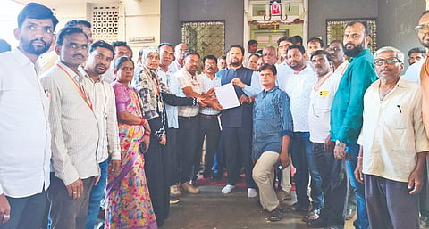 ವಿದ್ಯುತ್​ ಖಾಸಗೀಕರಣ ವಿರೋಧಿಸಿ ಜೆಸ್ಕಾಂ ನೌಕರರ ಸಂ ಹಾಗೂ ಇತರೆ ಸಂಟನೆಗಳು ಹುಮನಾಬಾದ್​ನಲ್ಲಿ ಬುಧವಾರ ಮಾಜಿ ಸಚಿವ ರಾಜಶೇಖರ ಪಾಟೀಲ್​ ಅವರಿಗೆ ಮನವಿ ಸಲ್ಲಿಸಿದರು. ಇಇ ಗುರುಶಾಂತ ವಾರದ, ಎಇಇ ರಮೇಶ ಮೈನಾಳೆ, ಥಾಮಸ್​ ಕಟ್ಟಿಮನಿ, ಶಂಕರ ಪಸಾರ್ಗಿ, ಗಣಪತಿ ಖೇಣಿಕರ, ಸೂರ್ಯಕಾಂತ ಇತರರಿದ್ದರು