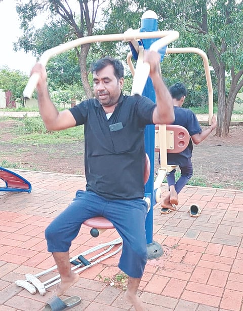 ಹುಮನಾಬಾದ್​ನ ಮಾಣಿಕಪ್ರಭು ಕ್ರೀಡಾಂಗಣದಲ್ಲಿ ಬಡಿಗೆಗಳ ಸಹಾಯದಿಂದ ವಾಕಿಂಗ್​ ಮಾಡುತ್ತಿರುವ ಡಿಸಿಸಿ ಬ್ಯಾಂಕ್​ ಉದ್ಯೋಗಿ ಶಿವಕುಮಾರ ಬಿರಾದಾರ. 