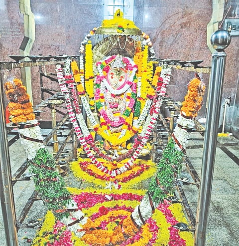 3 ನಾಗಪಂಚಮಿ ನಿಮಿತ್ತ  ಹಳ್ಳಿಖೇಡ(ಬಿ)ದ ಶ್ರೀ ಸೀಮಿ ನಾಗನಾಥ ದೇವಸ್ಥಾನದಲ್ಲಿ ಸೋಮವಾರ ಅಪಾರ ಭಕ್ತಾಧಿಗಳ ಮಧ್ಯೆ ಶ್ರೀ ನಾಗ ದೇವರ ಸಂಭ್ರಮದ ಪಲ್ಲಕ್ಕಿ ಉತ್ಸವ ಜರುಗಿತು. 4.ದೇವಸ್ಥಾನದಲ್ಲಿ ಸೋಮವಾರ ಅಂಲಕಾರಗೊಂಡ ಶ್ರೀ ಸೀಮಿನಾಗನಥ ದೇವರ ಮೂರ್ತಿ.