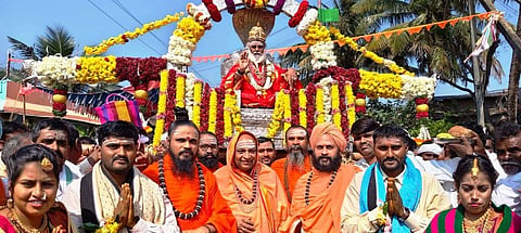 Rambhapuri Sri ಹಾನಗಲ್ಲ ತಾಲೂಕಿನ ಶಂಕರಿಕೊಪ್ಪದಲ್ಲಿ ಬಾಳೇಹೊನ್ನೂರು ರಂಭಾಪುರಿ ಪೀಠದ ಶ್ರೀಗಳ ಅಡ್ಡಪಲ್ಲಕ್ಕಿ ಮಹೋತ್ಸವದ ವಿಜೃಂಭಣೆಯಿಂದ ಜರುಗಿತು. ವಿವಿಧ ಮಠಾಧೀಶರು ಉಪಸ್ಥಿತರಿದ್ದರು.