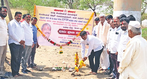 ಇಂಡಿ ಸಮೀಪದ ಬಬಲಾದ ಗ್ರಾಮದ ಅಲೆಮಾರಿ ಚನ್ನನದಾಸ ಕಾಲನಿಯಲ್ಲಿ 50ಲಕ್ಷ ವೆಚ್ಚದ ಸಿಸಿ ರಸ್ತೆ ಕಾಮಗಾರಿಯ ಭೂಮಿ ಪೂಜೆಯನ್ನು ಪ್ರೀತು ದಶವಂತ ನೆರವೇರಿಸಿದರು. ಭೀಮಾಶಂಕರ ಕನ್ನೂರ, ಬನಸೋಡೆ, ಸಂಜೀವಕುಮಾರ, ಎಸ್ ಡಿ. ಬಿರಾದಾರ, ಶೇಖರ ನಾಯಕ, ಗ್ರಾಪಂ ಅಧ್ಯಕ್ಷ ಸಿದರಾಯಗೌಡ ಬಿರಾದಾರ ಇತರರಿದ್ದರು.