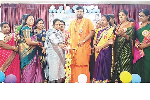 ಹರಪನಹಳ್ಳಿಯಲ್ಲಿ ಶನಿವಾರ ಶೈಕ್ಷಣಿಕ ಕಾರ್ಯಾಗಾರವನ್ನು ಶಾಸಕಿ ಎಂ. ಪಿ. ಲತಾ ಮಲ್ಲಿಕಾರ್ಜುನ ಉದ್ಘಾಟಿಸಿದರು. ವರಸದ್ಯೋಜಾತ ಸ್ವಾಮೀಜಿ, ಸಾವಿತ್ರಿಬಾಯಿ ಫುಲೆ ಶಿಕ್ಷಕಿಯರ ಸಂಘದ ಸಂಸ್ಥಾಪಕಿ ಲತಾ ಮಳ್ಳೂರು, ತಾಪಂ ಇಒ ಚಂದ್ರಶೇಖರ್, ಸರ್ಕಾರಿ ನೌಕರರ ಸಂಘದ ತಾಲೂಕು ಅಧ್ಯಕ್ಷ ಎನ್. ಜಿ. ಮನೋಹರ್, ಸಾವಿತ್ರಿಬಾಯಿ ಫುಲೆ ಶಿಕ್ಷಕಿಯರ ಸಂಘದ ಜಿಲ್ಲಾಧ್ಯಕ್ಷೆ ಲತಾ ಟಿ.ಎ.ಎಚ್.ಎಂ, ದಿವಾಕರ್ ನಾರಾಯಣ, ಪ್ರೌಢಶಾಲಾ ಸಹ ಶಿಕ್ಷಕರ ಸಂಘದ ತಾಲೂಕು ಅಧ್ಯಕ್ಷ ಗುರುಮೂರ್ತಿ, ಸಂಗಯ್ಯ ಇತರರಿದ್ದರು.